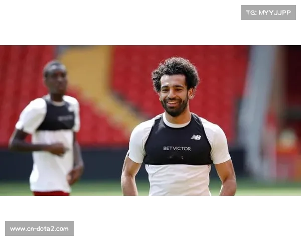 萨拉赫未入选比赛名单,场边轻松享用菠萝显悠闲 萨拉赫未入选比赛名单,场边轻松享用菠萝显悠闲